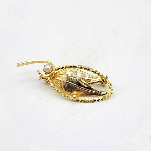 Elegant Textured Gold Tone Leaf Wreath Brooch with Faux Pearl Accent - Picture 2 of 11
